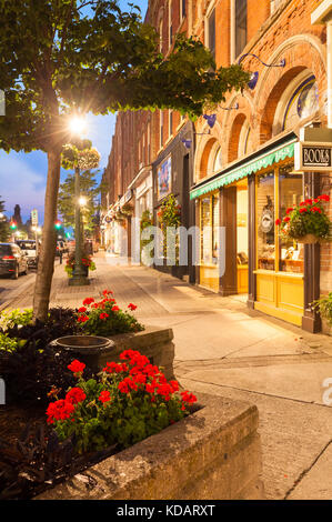Edifici storici e fiori lungo Broadway al tramonto in downtown Orangeville, Ontario, Canada. Foto Stock