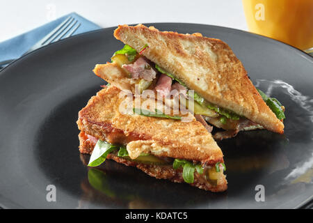 La ciabatta italiana sandwich con prosciutto di Parma e le erbe aromatiche Foto Stock