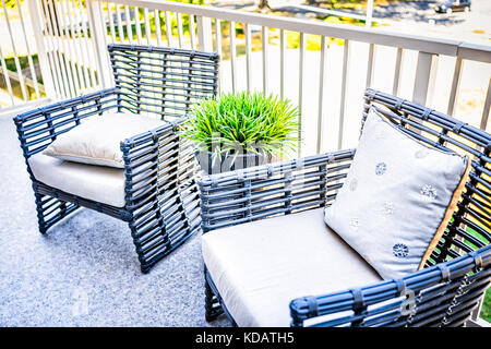 Sedie e pianta verde nella nuova casa closeup con decorazioni sul balcone in modello di staging di casa o appartamento Foto Stock