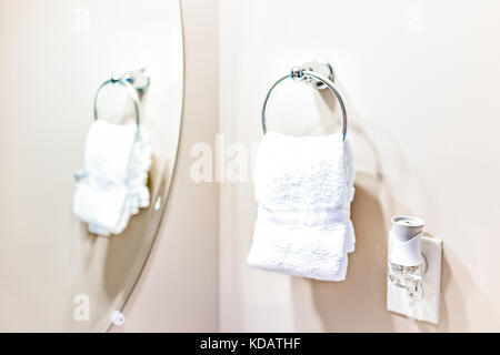 Allestimento di un bagno moderno con un piccolo asciugamano bianco appeso sulla cremagliera nel modello di casa, un appartamento o una casa con profumatore e specchio Foto Stock