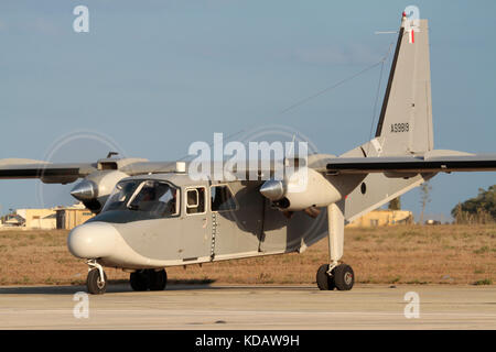 Britten-Norman Islander, un doppio motore alimentato da un aereo di pattuglia marittimo delle forze Armate di Malta che parte con i puntelli di filatura Foto Stock