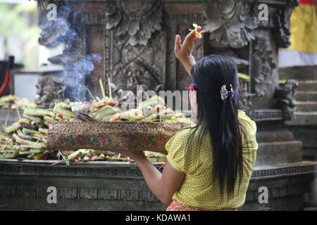 Balinesische Ofergaben - kulturelle tradition auf Bali - sacrifici balinesi - tradizione culturale a Bali Foto Stock