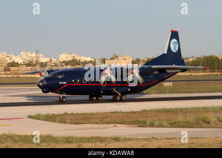 Antonov AN-12 aereo da carico turboprop gestito da Ucraina Air Alliance all'arrivo a Malta Foto Stock