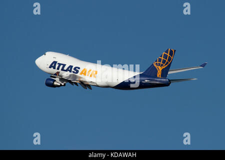 Atlas Air Boeing 747-400F cargo aereo jet in volo contro un cielo blu. Trasporto aereo di merci e la gestione della catena di fornitura. Foto Stock