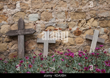 Marcatore di tomba fuori Mausoleo, Missione Santa Barbara, Santa Barbara, California, USA Foto Stock