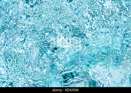 Il blu della piscina di acqua increspata dettaglio Foto Stock