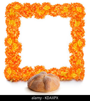 Pane dolce chiamato pane dei morti (Pan de Muerto) goduto durante il giorno dei morti festeggiamenti in Messico. Foto Stock