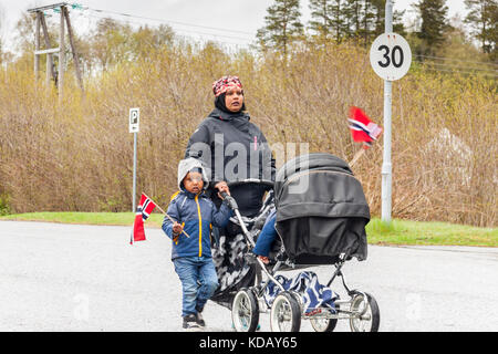 Verdal, Norvegia - 17 maggio 2017: giornata nazionale in Norvegia. norvegesi alla celebrazione tradizionale e la sfilata in maggio 17, 2017 in verdal. persone su parde essere Foto Stock