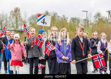 Verdal, Norvegia - 17 maggio 2017: giornata nazionale in Norvegia. norvegesi alla celebrazione tradizionale e la sfilata in maggio 17, 2017 in verdal. persone su parde essere Foto Stock