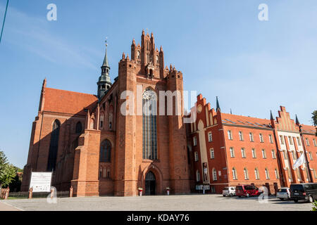 Pelpin, Polonia - 1 settembre:vista sulla vecchia basilica storica regione kociewie il 1 settembre 2016 in pelpin. Foto Stock