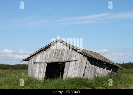 Lone fienile nel campo Foto Stock