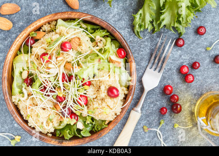 Con insalata di quinoa, mirtilli e mandorle. cibo vegan concetto, vista dall'alto Foto Stock