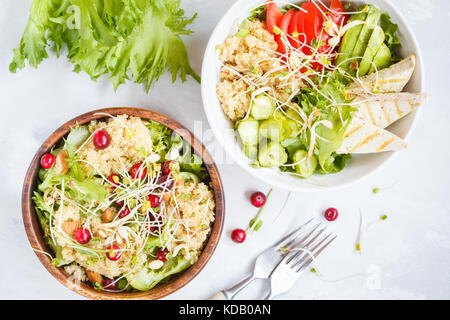 Insalate con la quinoa e verdure. Cena vegana concetto, vista dall'alto. Foto Stock