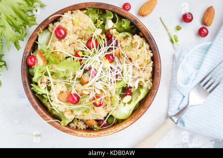 Con insalata di quinoa, mirtilli e mandorle. cibo vegan concetto, vista dall'alto Foto Stock