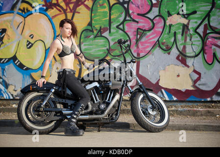 Ragazza su un motociclo indossano alternative fashion style Foto Stock