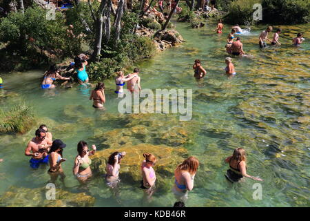 La folla di turisti facendo il bagno nelle acque di Skradinski buk cascate di Krka parco nazionale in Croazia Foto Stock