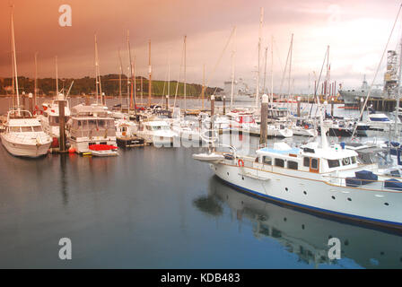 Alcune barche nel porto di Falmouth, Cornwall, Regno Unito Foto Stock