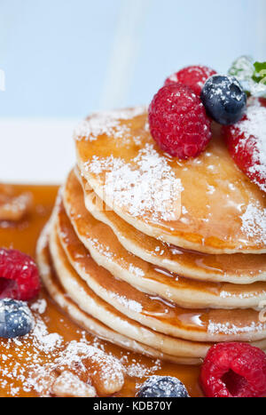 Pila di pancake con frutti di bosco e sciroppo d'acero Foto Stock