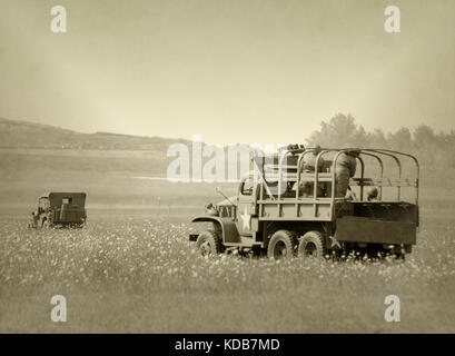 La II guerra mondiale era camion e jeep in campagna Foto Stock