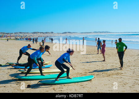 BALEAL, Portogallo - 30 LUG 2017: Pullman mostrano come navigare al gruppo di surfers. Ericeira è famosa destinazione di surf in Portogallo. Foto Stock