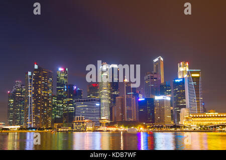 Vista di Singapore downtown core riflessa in un fiume Foto Stock
