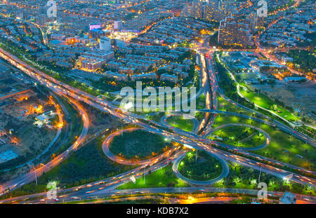 Vista aerea di un cavalcavia a Tehran al tramonto. iran Foto Stock