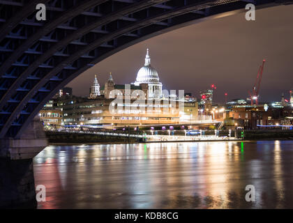 Una vista di st. La cattedrale di san Paolo come si vede dal Blackfriars Bridge di Londra, Regno Unito. Foto Stock