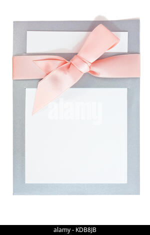 Isolato nota vuota card con nastro rosa prua. Foto Stock