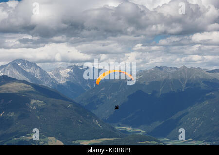 Parapendio volare sopra le Alpi dal picco di plan de corones Foto Stock