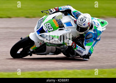 Fraser Rogers No 89 sulla Morello Racing Kawasaki ZX-10R nel 2017 Pirelli National Superstock 1000 Championship al Thruxton Racing Circuit, Regno Unito. Foto Stock