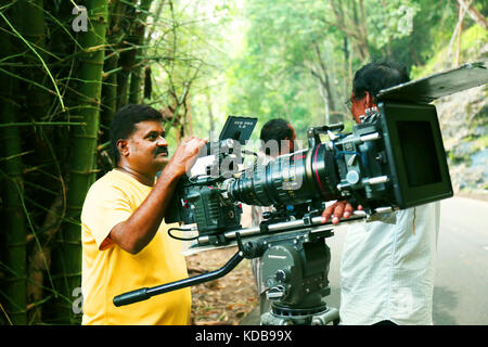 La telecamera video operatore sulla natura sfondo, riprese di film spot Foto Stock