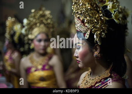 Il tradizionale design balinese legong ballerini durante il backstage preparazione prima dello spettacolo in Ubud, Bali, Indonesia. Foto Stock