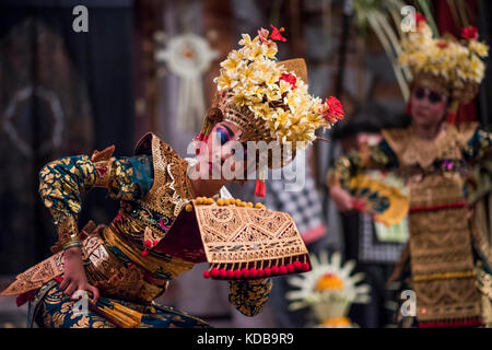 Il tradizionale design balinese legong ballerini eseguono in un teatro in Ubud, Bali, Indonesia. Foto Stock