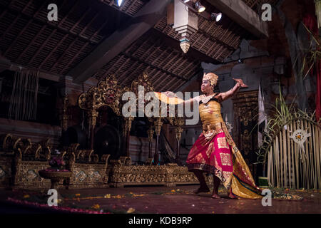 In stile balinese tradizionale ballerino legong esecuzione in un teatro in Ubud, Bali, Indonesia. Foto Stock