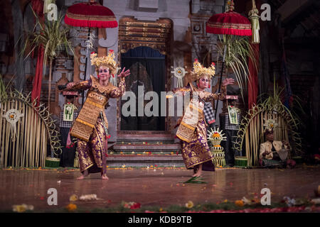 Il tradizionale design balinese legong ballerini eseguono in un teatro in Ubud, Bali, Indonesia. Foto Stock