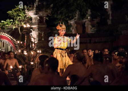 Kecak fire performance di danza in Ubud, Bali, Indonesia. Foto Stock