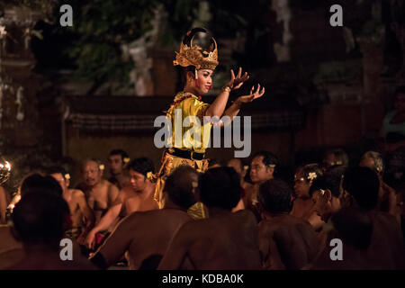 Kecak fire performance di danza in Ubud, Bali, Indonesia. Foto Stock