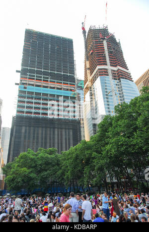 New York City - 18 giugno 2007: Il grattacielo della Bank of America Tower si trova sulla Sixth Avenue, tra la 42 e la 43.a strada, di fronte al Bryant Park a Manhat Foto Stock