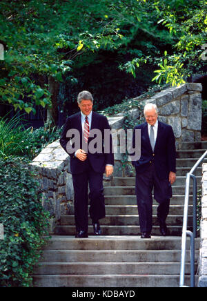 L ex Presidente Jimmy Carter presta il suo sostegno al governatore democratico Bill Clinton nel 1992 come Clinton stava facendo la sua prima offerta per la casa bianca. t Foto Stock