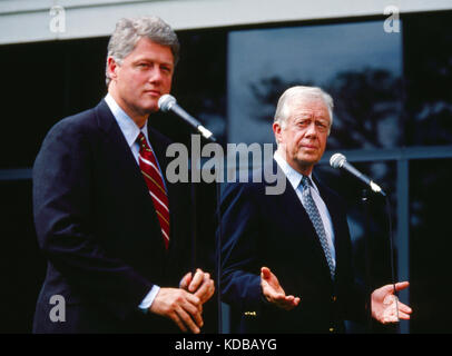 L'ex presidente Jimmy carter presta il suo sostegno al governatore democratico Bill Clinton nel 1992 mentre Clinton stava facendo la sua prima candidatura per la Casa Bianca. Foto Stock