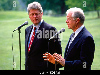 L ex Presidente Jimmy Carter presta il suo sostegno al governatore democratico Bill Clinton nel 1992 come Clinton stava facendo la sua prima offerta per la casa bianca. t Foto Stock