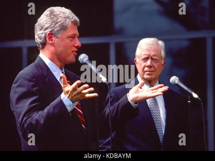 L ex Presidente Jimmy Carter presta il suo sostegno al governatore democratico Bill Clinton nel 1992 come Clinton stava facendo la sua prima offerta per la casa bianca. t Foto Stock