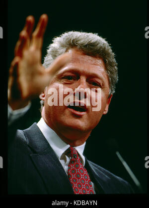 Il presidente Bill Clinton gesti mentre si parla Foto Stock