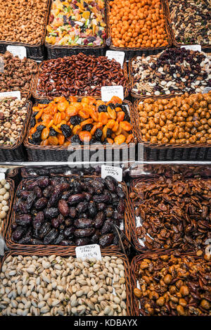 Frutta secca e noci deli display di stallo al mercato la Boqueria A BARCELLONA SPAGNA Foto Stock