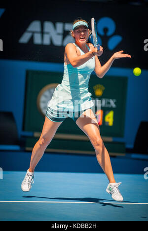 Maria Sharapova (RUS) ha affrontato K. Knapp (ITA) durante il quarto giorno dell'Australian Open. Le temperature sono sempre i massimi a Melbourne e si prevede che raggiungano il 44 Foto Stock