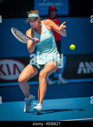 Maria Sharapova (RUS) ha affrontato K. Knapp (ITA) durante il quarto giorno dell'Australian Open. Le temperature sono sempre i massimi a Melbourne e si prevede che raggiungano il 44 Foto Stock