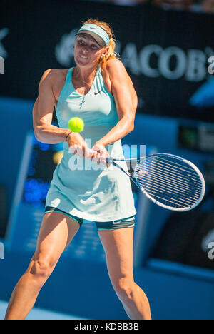 Maria Sharapova (RUS) ha affrontato K. Knapp (ITA) durante il quarto giorno dell'Australian Open. Le temperature sono sempre i massimi a Melbourne e si prevede che raggiungano il 44 Foto Stock