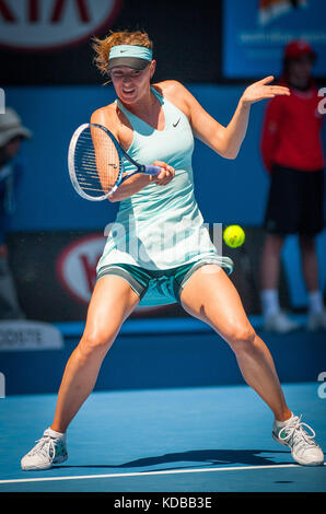 Maria Sharapova (RUS) ha affrontato K. Knapp (ITA) durante il quarto giorno dell'Australian Open. Le temperature sono sempre i massimi a Melbourne e si prevede che raggiungano il 44 Foto Stock