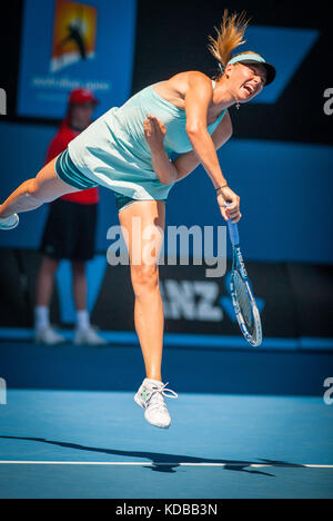 Maria Sharapova (RUS) ha affrontato K. Knapp (ITA) durante il quarto giorno dell'Australian Open. Le temperature sono sempre i massimi a Melbourne e si prevede che raggiungano il 44 Foto Stock