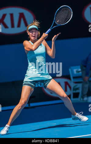 Maria Sharapova (RUS) ha affrontato K. Knapp (ITA) durante il quarto giorno dell'Australian Open. Le temperature sono sempre i massimi a Melbourne e si prevede che raggiungano il 44 Foto Stock